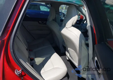 2021 Volvo Xc60 T5 Momentum z USA, uszkodzony, nr VIN YV4102RK1M1738035